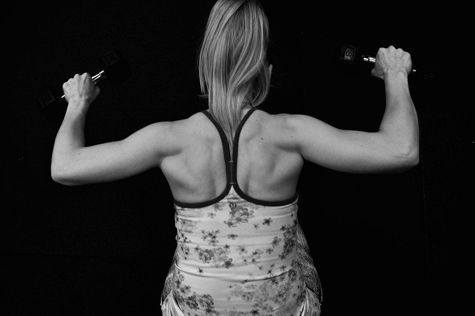 curvy-fitness-shoulder-press